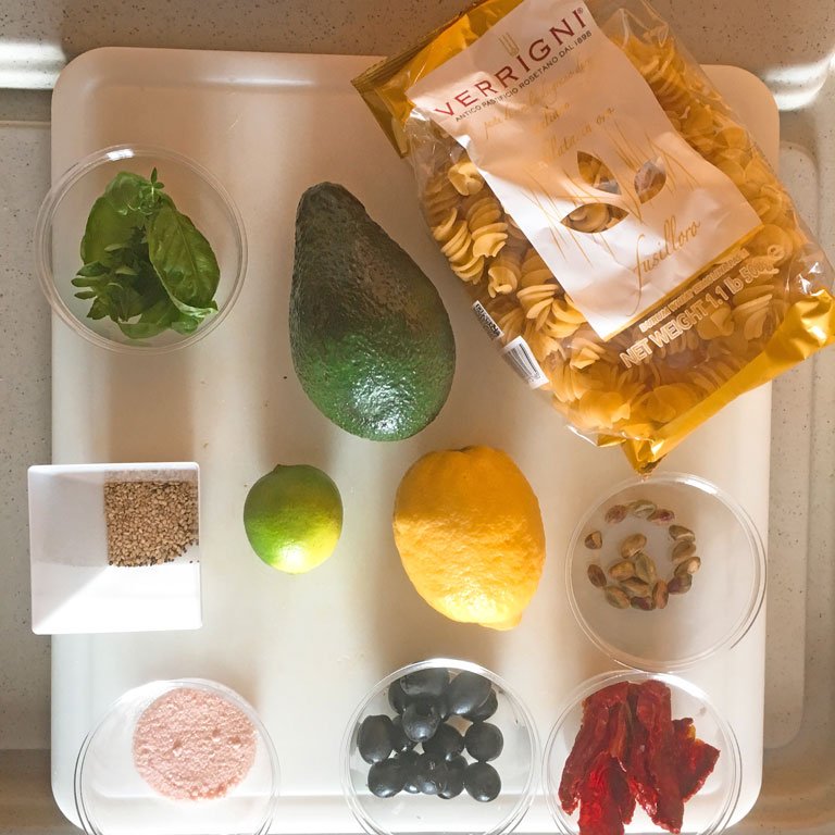 ingredienti per insalata di pasta fredda con avocado