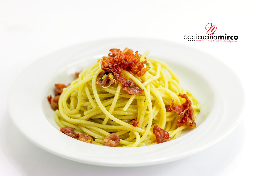 Spaghettoro Verrigni con prosciutto croccante, pesto e granella di pistacchi
