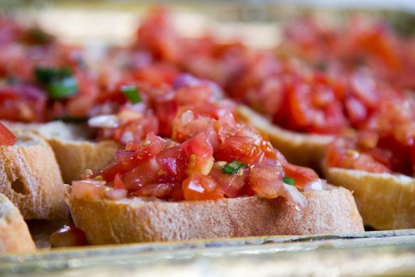 Condimento per bruschette: pomodorini, scalogno, prezzemolo