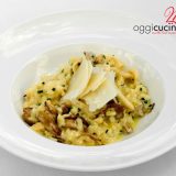 Risotto con salsiccia, funghi, noci e zafferano