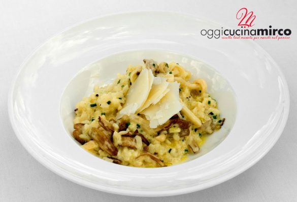 Risotto con salsiccia, funghi, noci e zafferano