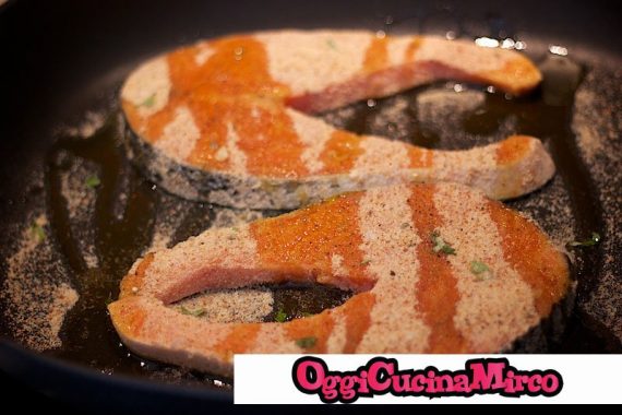 tranci di salmone panati in teglia