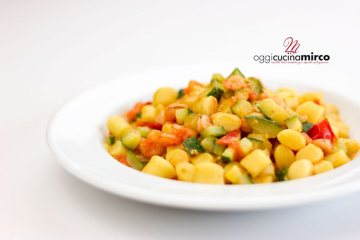 gnocchi con zucchine, gamberetti, pomodorini e zenzero