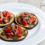 Melanzane al forno con pesto, pomodorini e acciughe