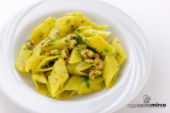 penne allo zafferano con gamberetti e rucola