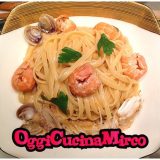 Pasta ai frutti di mare su crema di pane