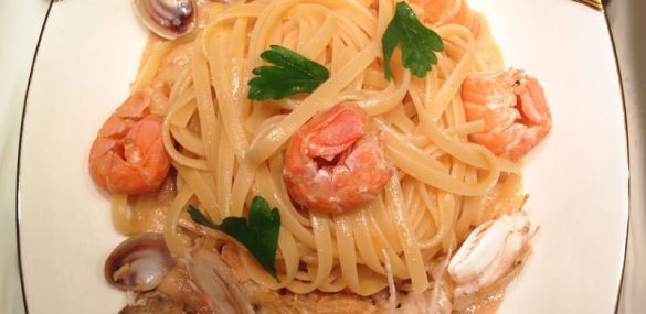 Pasta ai frutti di mare su crema di pane