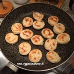 ricetta focaccine di ricotta in padella