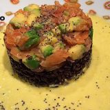 Tortino di riso venere, salmone, avocado e peperone giallo