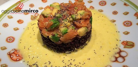 Tortino di riso venere, salmone, avocado e peperone giallo