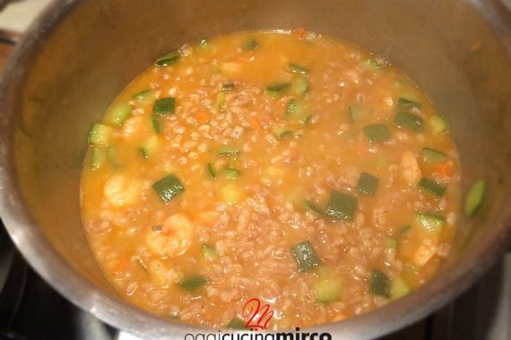 Pentola con farro zucchine e gamberetti