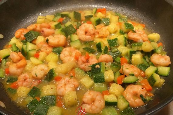 zucchine e gamberetti in padella