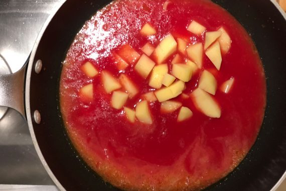 Aggiunta di sugo e patate