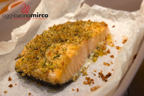salmone fresco al forno con erbe aromatiche al forno