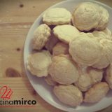 biscotti con ammoniaca per inzuppare nel latte
