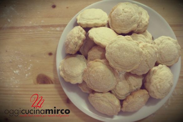 biscotti con ammoniaca per inzuppare nel latte