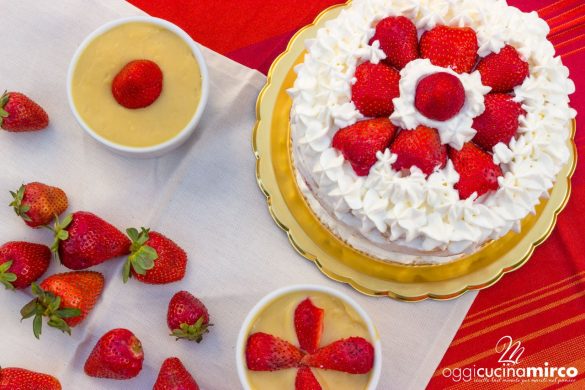 torta con panna e fragole farcita con crema