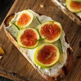 crostini con caprino e fichi