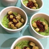 mini ciotole di ceramica con crema di zucchine