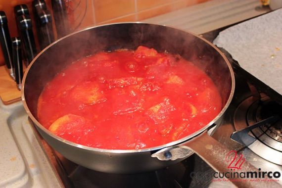 pane ammollato nella pappa al pomodoro