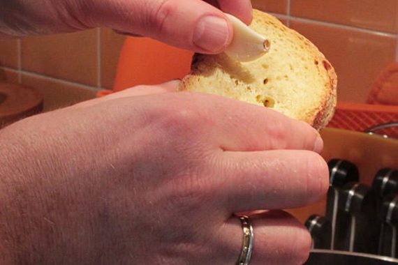 pane tostato per pappa al pomodoro