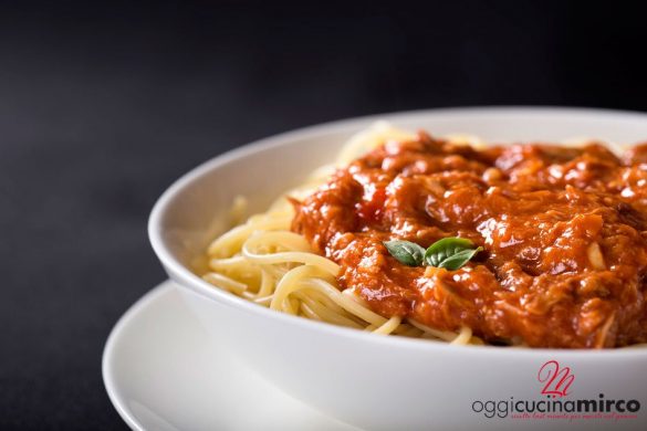 pasta con sugo di tonno e olive nere