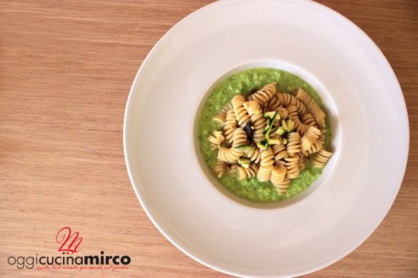 pasta ristorata con zucchine, olive taggiasche e limone