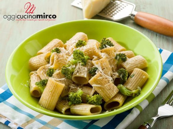 pasta con broccoli e acciughe