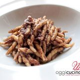 Pasta con paté di olive nere al profumo di tartufo