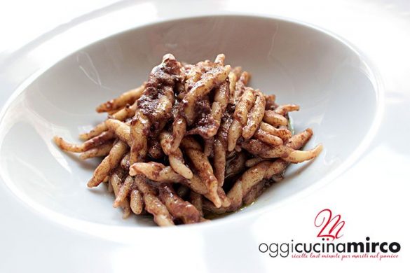 Pasta con paté di olive nere al profumo di tartufo