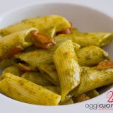penne con crema di rucola e pomodorini