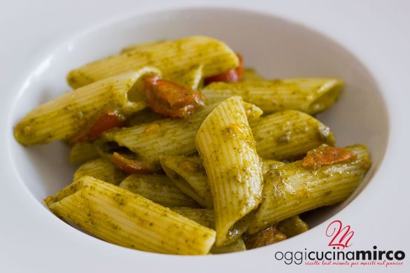 penne con crema di rucola e pomodorini