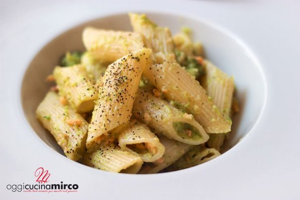 pasta con broccoli e salmone affumicato