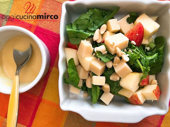 insalata di mele con mandorle e formaggio