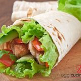 tortillas wrap con pollo, insalata e pomodoro