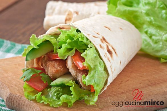 tortillas wrap con pollo, insalata e pomodoro