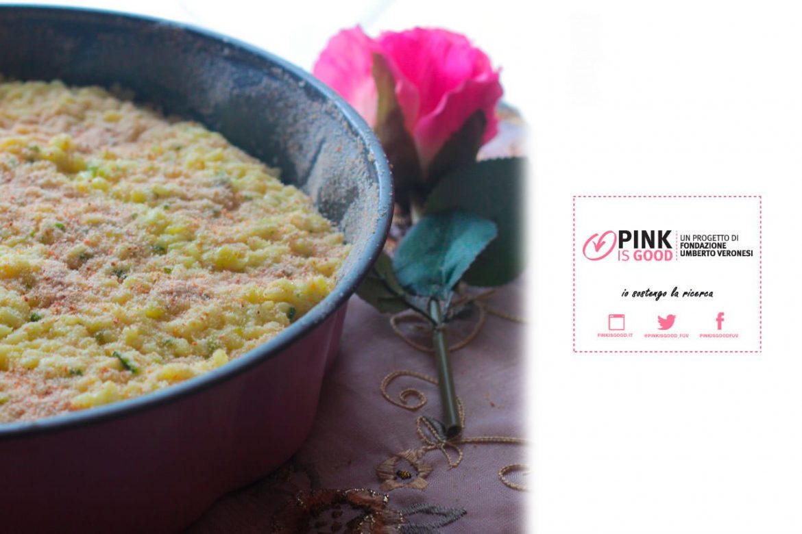 Timballo di riso alla curcuma con zucchine, salmone e feta