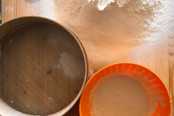 farina con setaccio e lievitino