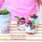 mousse alla fragola con terra di biscotto al cioccolato in vasetto