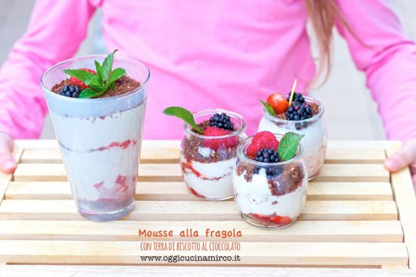 mousse alla fragola con terra di biscotto al cioccolato in vasetto