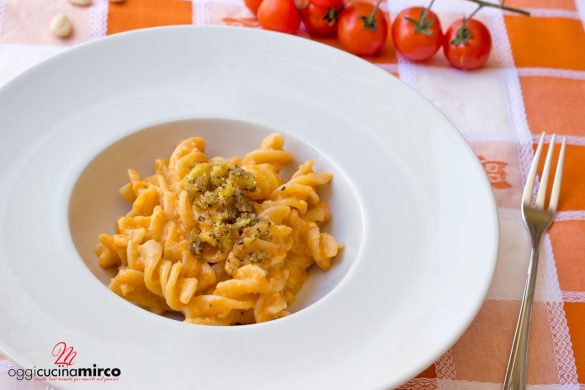 Pasta con pesto di mandorle alla siciliana