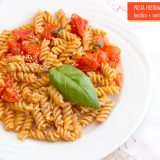 Pasta fredda con pomodorini, basilico, chia e sesamo
