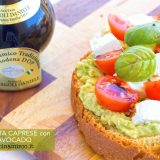 bruschetta caprese con crema di avocado