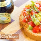 Bruschetta con avocado, pomodorini e aceto balsamico