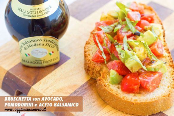 Bruschetta con avocado, pomodorini e aceto balsamico
