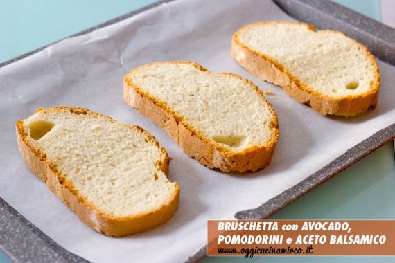 fette di pane per bruschetta su teglia forno