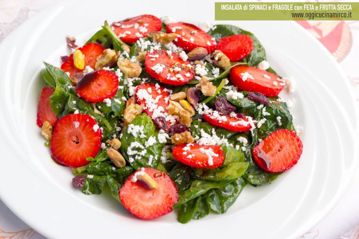 Insalata di spinaci e fragole con feta e frutta secca