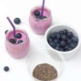 Smoothie ai mirtilli e banana con semi di chia