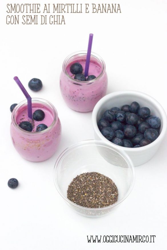 Smoothie ai mirtilli e banana con semi di chia