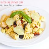 insalata di pasta con avocado, lime, gamberetti, pomodori secchi, olive
